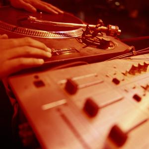 5 important reasons to consider a DJ-ing career